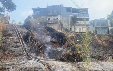 Lahan yang berada di Bakti Jaya, Kecamatan Setu, Tangsel terbakar. Kobaran api hampir menyambar rumah warga.(dra)