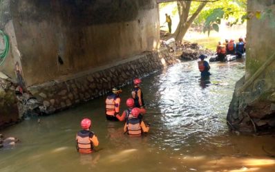 BPBD Tangsel beserta tim gabungan menyisir sampah yang mengotori di sepanjang aliran kali angke, Selasa (23/7/2024). (tangselpos.id/rmn)