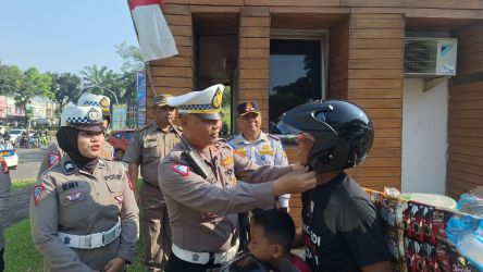 Polres Tangsel memberikan helm gratis kepada pelanggar saat menggelar Ops Patuh Jaya 2024. (tangselpos.id/rmn)