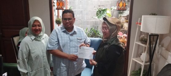 Petugas Pantaslih melakukan kegiatan coklit pemilih di rumah Ketua Bawaslu RI, Ciputat, Senin (1/7).(dra)