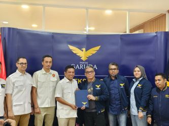 Ketua Umum Partai Garuda Ahmad Ridha Sabana menyerahkan surat keputusan dukungan kepada bakal calon Gubernur Banten Andra Soni di Kantor DPP Partai Garuda, Jakarta Pusat, pada Sabtu, (27/7/2024).