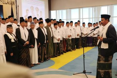 Ketua Umum MUI Banten, KH A Bazari Syam saat membacakan ikrar pelantikan pengurus MUI Tangsel.