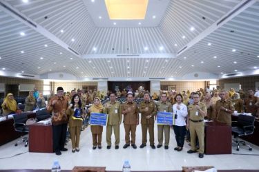 Penjabat (Pj) Wali Kota Tangerang, Dr. Nurdin, menyerahkan Surat Keputusan (SK) Pensiun kepada 83 Aparatur Sipil Negara (ASN) yang akan memasuki masa purnabakti. (tangselpos.id/dzikri)