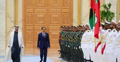 Presiden Jokowi disambut  Presiden UEA, Mohamed bin Zayed Al Nahyan (MBZ) setibanya di Abu Dhabi, Uni Emirat Arab (UEA) Rabu (17/7). Foto: Setpres