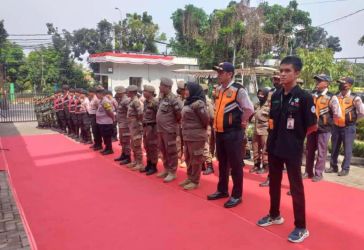 Tim Polres Tangsel bersama tim gabungan siap mengamankan pendaftaran pasangan calon Pilkada Tangsel di kantor KPU.(dra)