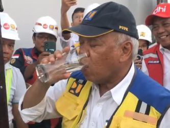 Menteti PUPR saat minum air yang ada di IKN. Foto : Ist