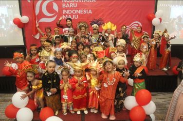 Anak-anak foto bersama usai menampilkan busana nusantata dalam perayaan HUT Republik Indonesia ke-79 yang digelar Hotel Swiss-Belinn Modern Cikande, Kabupaten Serang, Banten pada Minggu (18/8/2024). (IST)