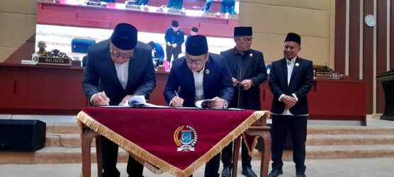 Walikota Tangsel bersama DPRD Kota Tangsel gelar rapar paripurna KUA-PPAS APBD 2025.(dra)