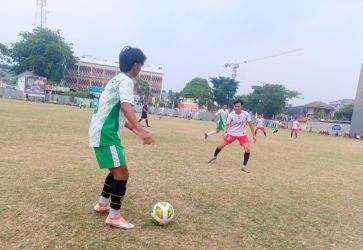 Pemain Nayla A, Sahrul berusaha menguasai bola dibayangi pemain Darah Muda, Damar Suhada.(red/tangselpos.id).