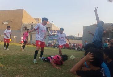 Bek Darah Muda FC, Wildan Karakas berusaha melepaskan tendangan di saat pemain Pasmod FC terjatuh.(red,/tangselpos.id).