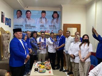 Andra Soni bersama Riza-Marahel datangi kantor DPC Demokrat Tangsel, Rabu (7/8).(dra)