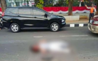 Seorang pelajar tergeletak usai terlibat kecelakaan di jalan Maruga Raya, Ciputat, Tangsel, Kamis (8/8).(dra)