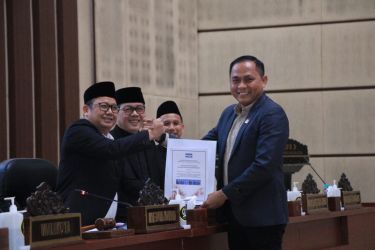 Anggota Fraksi Demokrat Julham Firdaus serahkan pandangan umum penyertaan modal Perseroda PITS.(dra)