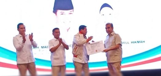 Masyal Rasyid saat menerima KTA dari Sekjen Gerindra Ahmad Muzani. Foto : Ist