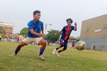 Pemain Sulcata FC, Doni (depan) berusaha mengejar bola dikawal pemain Gurih FC.(red/tangselpos.id)