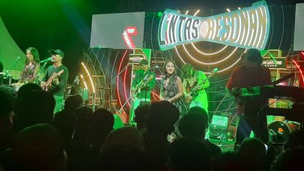 Efek Rumah Kaca X Barasuara saat tampil di T-Space Bintaro, Sabtu malam. Foto : Ist