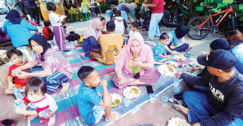 Warga saat menikmati makan bergizi. Foto : Ist