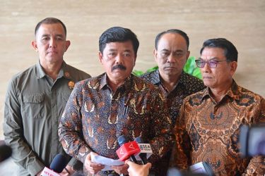 Menkopolhukan Hadi Tjahjanto (tengah) saat konferensi pers terkait tanda jasa. Foto : Ist