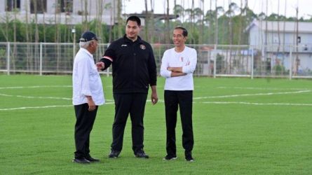 Presiden Jokowi saat berada pusati latihan PSSI di IKN.Foto : Ist