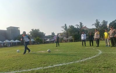 Camat Larangan, Nasrulloh menendang bola didampingi Kapolsek Ciledug Kompol H Ubaidillah, Danramil Ciledug Mayor Arh Samsuri, dan jajaran panitia New Garuda Cup ke-2 tahun 2024.(red/tangselpos.id).