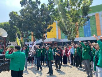 Ratusan mahasiswa UMJ sebelum berangkat menuju gedung DPR RI untuk aksi demonstrasi mengawa putusan MK, Kamis (22/8).(dra)