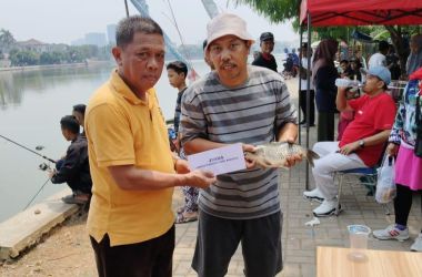 Lomba mancing mania dilaksanakan di Situ Pondok Jagung, dari jam 8 pagi sampai jam 2 siang, Minggu (18/8). (tangselpos.id/irm)