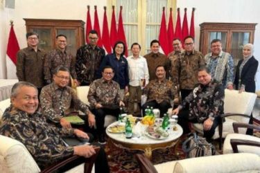 Rapat di Istana Para Menko dan Dirut terkait terkait BBM dan PLN. Foto : Ist