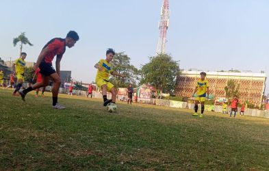 Gelandang Perschil, Andika menguasai bola dan coba direbut pemain Ponram FC, Noldi.(red/tangselpos.id).