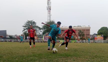 Pemain Persipu, Azmi (depan) dapat kawalan ketat dari pemain H Saemin FC, Satria.(red/tangselpos.id).