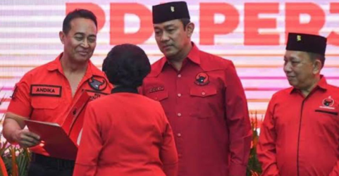 Andika Perkasa (kanan) dan Hendrar Prihadi (kedua kanan) menerima surat SK PDIP dari Ketua Umum PDIP Megawati Soekarnoputri maju di Pilgub Jateng. Foto: Ist