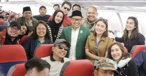 Cak Imin bersama awak wartawan saat hendak menuju Bali. Foto : Ist