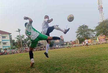 Pemain Nayla A berebut bola di udara dengan pemain Putra Karbitan.(red/tangselpos.id).