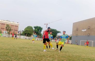 Kapten Bomber FC, Chiay (kiri) berebut bola dengan kapten Satya Muda, Khoir.(red/tangselpos.id).