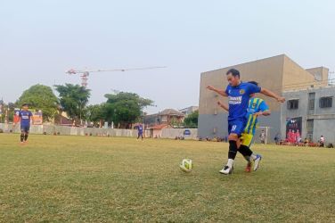 Bek Harpas FC, Faisal (biru) menguasai bola dibayangi pemain Satya Muda.(ist).