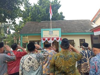 Upacara memperingati Hari Ulang Tahun (HUT) ke-79 RI di Balai Warga RW 10, Serua, Ciputat, Tangerang Selatan, Sabtu (17/8/2024). (tangselpos.ix/ay)