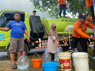 BPBD Tangsel saat mendistribusikan air bersih kepada warga di kampung Koceak, Kelurahan Kranggan, Kecamatan Setu.(dra)