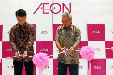 Presiden Direktur AEON Indonesia Takahiro Osugi & Managing Director Ciputra Group Budiarsa Sastrawinata saat membuka AEON. (Ist)