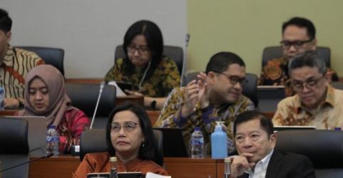 Menteri Keuangan Sri Mulyani dan Menteri PPN/Kepala Bappenas Suharso Monoarfa dalam Rapat Kerja dengan Banggar DPR mengenai RUU APBN 2025, di Kompleks Parlemen. Foto: RM