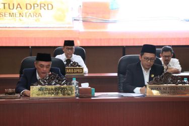 Pimpinan sementara DPRD Kota Tangsel saat memimpin rapat paripurna, Rabu (11/9).(dra)