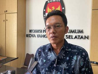 Komisioner KPU Tangsel, Ajat Sudrajat, seusai menerima berita acara hasil cek kesehatan paslon Pilkada 2024.