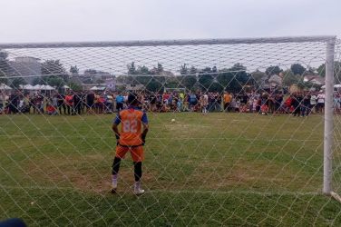 Kiper Mahbub FC, Gray bersiap menjaga gawang dari tendangan penalti pemain Force Diversity.(red/tangselpos.id).