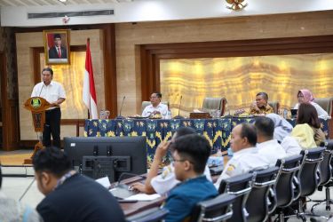 Penjabat Gubernur Banten Al Muktabar saat membuka Rapat Koordinasi Lintas Sektor Pencegahan Penurunan Stunting di Provinsi Banten di Aula Akhlakul Karimah, Pusat Pemerintah Kota Tangerang, Jl Satria Sudirman Kota Tangerang, Rabu (25/9).(yul)