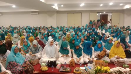 Para jamaah mengikuti pengajian rutin di Islamic Center BSD, Serpong.(dra)