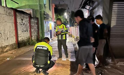 Pihak Kepolisian saat melakukan olah TKP kecelakaan mobil yang melindas balita di Gang Rambutan Jalan RE Martadinata, Ciputat, Tangsel, Selasa (10/9).(dra)