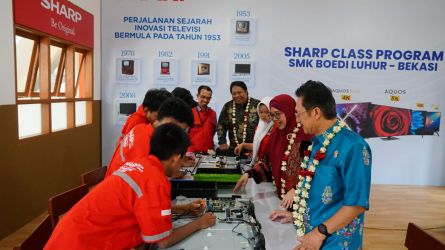 Siswa SMK Boedi Luhur di Kabupaten Bekasi mendapat pelatihan dalam program Sharp Clas dari Sharp Indonesia, Rabu (25/9/2024). IST