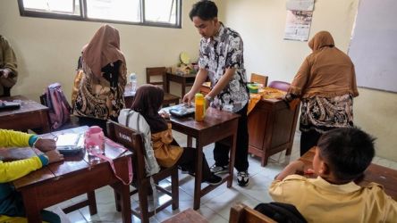 Wakil Presiden Terpilih Gibran saat meninjau program makan siang gratis. Foto : Ist