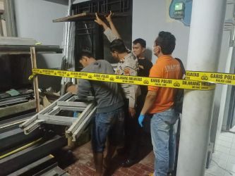 Polisi lakukan evakuasi jenazah yang ditemukan gantung diri di Ciputat Timur.(dra)