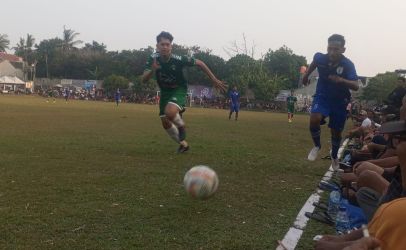 Pemain Veteran Gabsel (hijau) dan pemain Barber United saling berusaha meraih bola. (red/tangselpos.id).