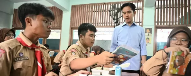 Wapres Gibran saat meninjau program makan bergizi gratis di SMPN 280 Jakarta. Foto : Ist