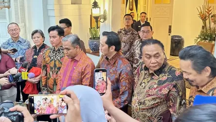 Pimpinan MPR saat berkunjungan ke rumah Wakil Presiden terpilih Gibran. Foto : Ist